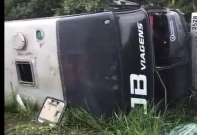 Ônibus tomba e deixa 20 feridos em Petrópolis