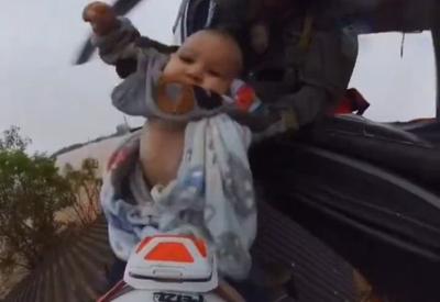 Vídeo: Bebê é resgatado pelo telhado de casa no Rio Grande do Sul