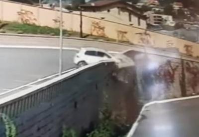 Vídeo: carro despenca de três metros após motorista sofrer mal súbito