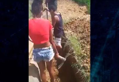 Vídeo: filhos cavam sepultura da própria mãe por falta de funcionários