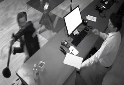 Vídeo: recepcionista de hotel é agredido por hóspede ao medir temperatura