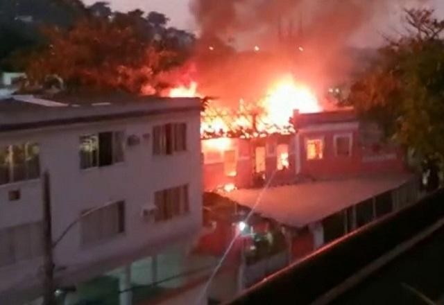 Incêndio destrói bar famoso na Barra da Tijuca, no Rio