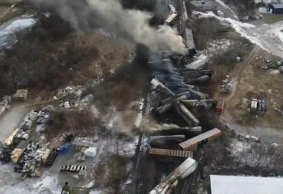 Acidente de trem espalha carga tóxica e afeta vilarejo em Ohio (EUA)