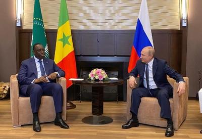 Putin se reúne com líder da União Africana e nega culpa por crise alimentar