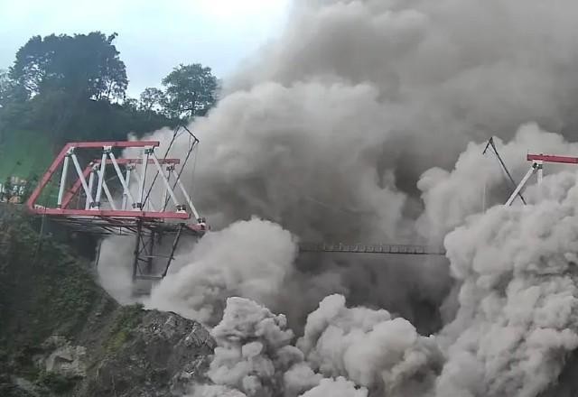 Autoridades da Indonésia resgatam quase 2 mil pessoas após erupção de vulcão