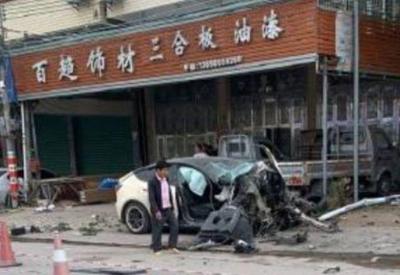 Carro da Tesla descontrolado mata 2 pessoas e fere 3 na China