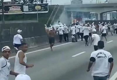 Briga entre torcedores do Botafogo e Santos assusta motoristas na Rodovia Presidente Dutra