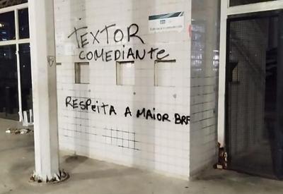 Muros do estádio Nilton Santos são pichados por torcedores da Fúria Jovem do Botafogo