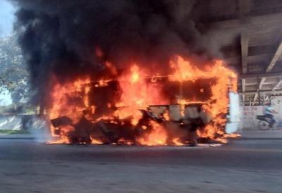 Mais de 20 ônibus são incendiados no Rio após morte de miliciano