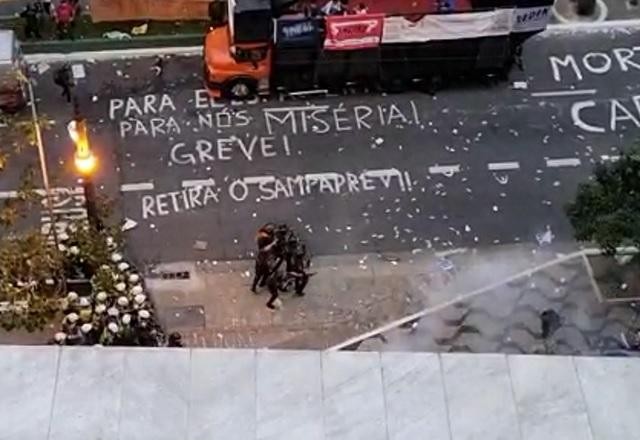 Manifestantes e PMs entram em confronto em frente à Câmara de São Paulo