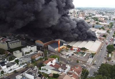 Incêndio de grandes proporções assusta moradores da Grande Porto Alegre