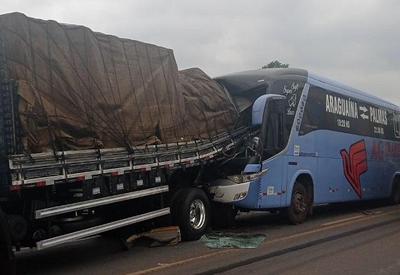 Acidente envolvendo ônibus e caminhão em local com protesto deixa 9 feridos