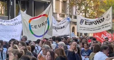 Estudantes e professores protestam contra cortes na educação na Argentina