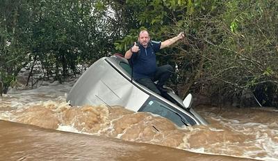 Chuva no RS: homem fica ilhado em teto de carro e é resgatado por agente da PRF de folga