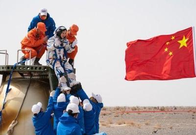 Astronautas chineses retornam à Terra após seis meses no espaço