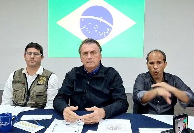 "Boto a mão no fogo pelo Milton Ribeiro", afirma Bolsonaro