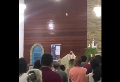 Vídeo: Padre retira batina e abandona missa após discussão política