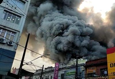 Vídeo: Incêndio de grandes proporções atinge Lojas Marisa no litoral de SP