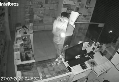 Bandido furta farmácia no escuro com ajuda de isqueiro em Pernambuco
