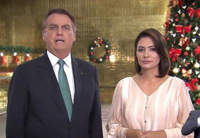Bolsonaro faz pronunciamento de Natal ao lado de Michelle