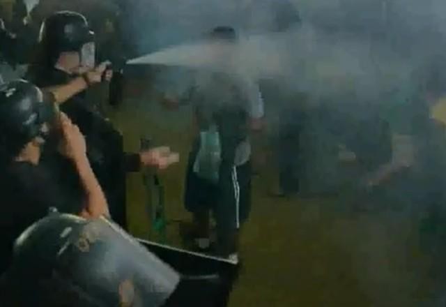 Imagens mostram combate entre policiais legislativos e golpistas no Congresso
