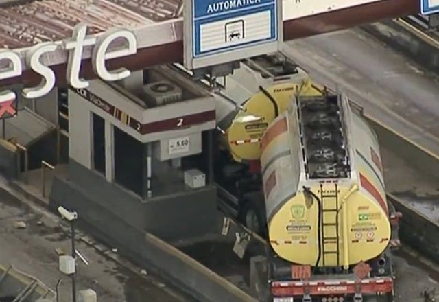 SP: Caminhão-tanque colide em pedágio na rodovia Castello Branco