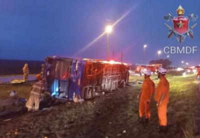 Ônibus clandestino de passageiros tenta fugir, tomba e 5 morrem no DF