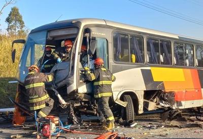 Motorista morre ao bater em ônibus em Francisco Morato (SP)
