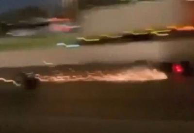 VÍDEO: Motociclista bate em pedra e cai no meio da pista do Rodoanel
