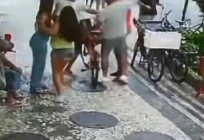 Homem agride entregador de aplicativo em Copacabana, no Rio 