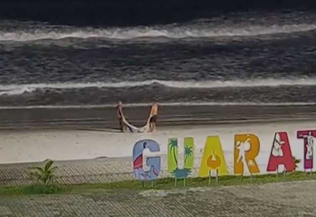 Câmera de segurança registra homem sendo agredido e jogado no mar, no Paraná