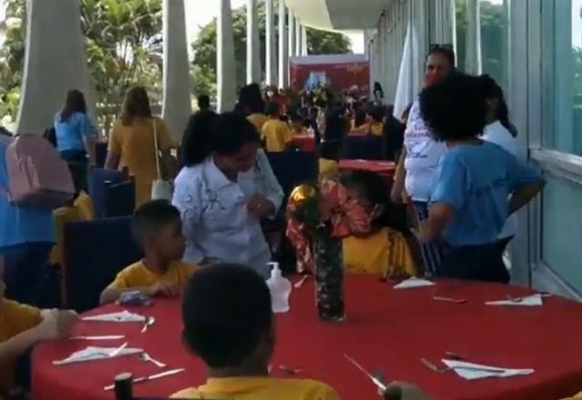 Michelle Bolsonaro promove almoço para crianças carentes no Planalto