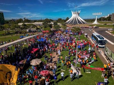 Servidores e professores de universidades federais fazem novo protesto em Brasília
