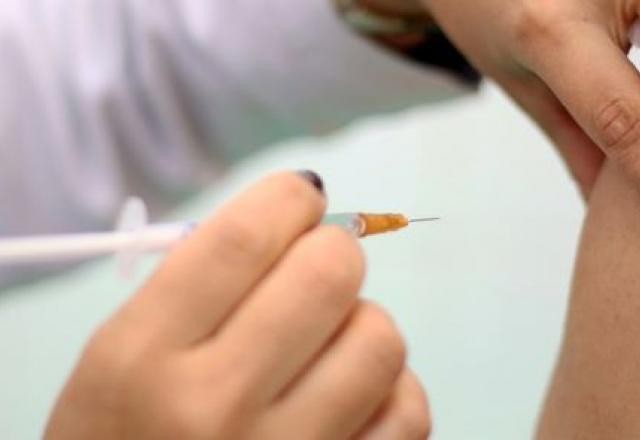 Primeiro lote da vacina Pfizer chega ao Brasil nesta 5ª feira
