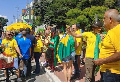 Apoiadores pró-Bolsonaro se reúnem na avenida Paulista