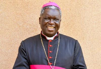 Arcebispo contraria Vaticano e proíbe bênção a casais homoafetivos