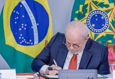 Lula assina novo decreto que restringe armas; assista ao vivo