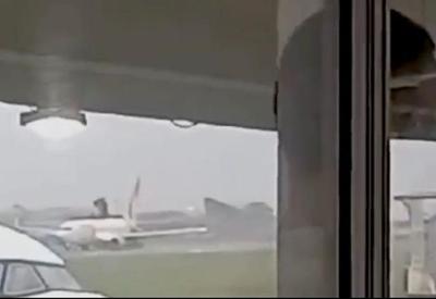 Vídeo mostra asfalto se desprender de pista e atingir avião em SC; veja imagens