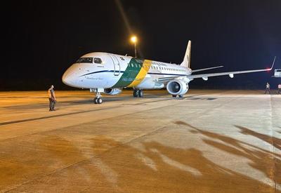 Após longa espera, brasileiros resgatados de Gaza desembarcam em Brasília