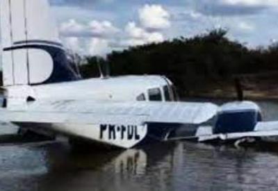 Vídeo mostra o momento em que avião faz pouso forçado no rio, em Boa Vista