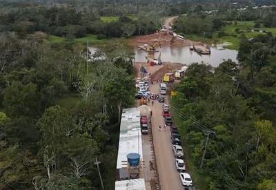 Com passagem inundada, motoristas ficam horas à espera de balsa para Manaus