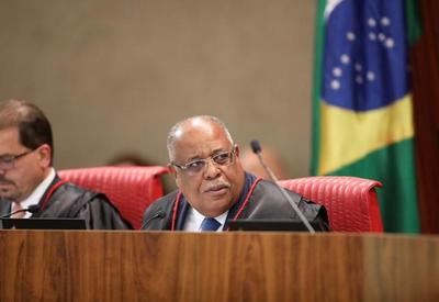 Julgamento de Bolsonaro: relator no TSE cita "flerte perigoso com golpismo"