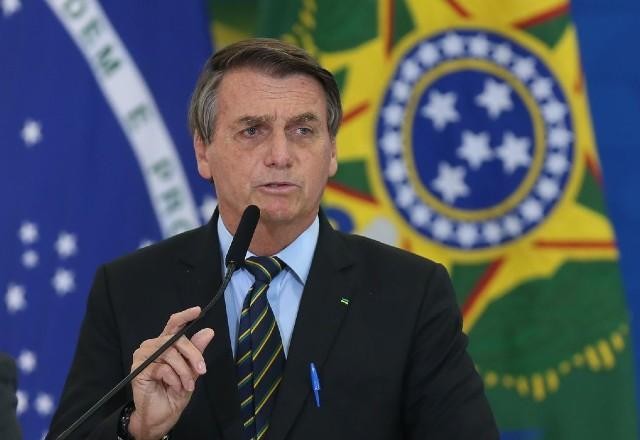 Bolsonaro sanciona projeto que limita o ICMS sobre os combustíveis
