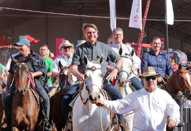 Bolsonaro diz que indulto concedido a Daniel Silveira será cumprido