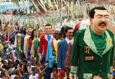 Bonecos gigantes voltam a desfilar no carnaval de Olinda (PE)