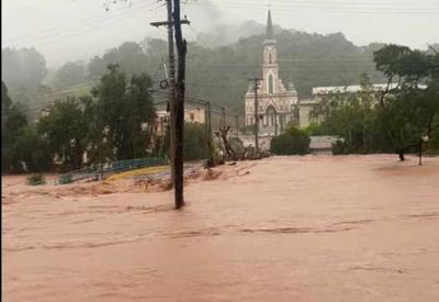 Atingida por 2ª enchente em seis meses, cidade do RS pode mudar de lugar