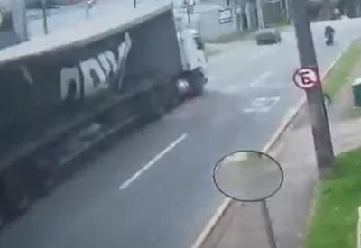 Vídeo: caminhão desgovernado deixa rastro de destruição no Paraná