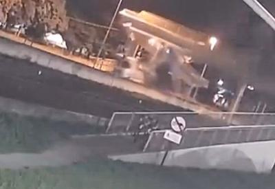 VÍDEO: Veja momento que passarela desaba após impacto de caminhão