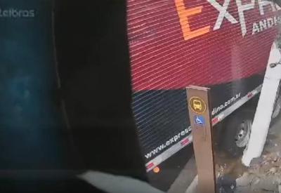 Vídeo: pedestre escapa de acidente impressionante em São Paulo
