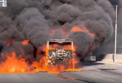 Caminhão carregado com entulho pega fogo na zona leste de São Paulo